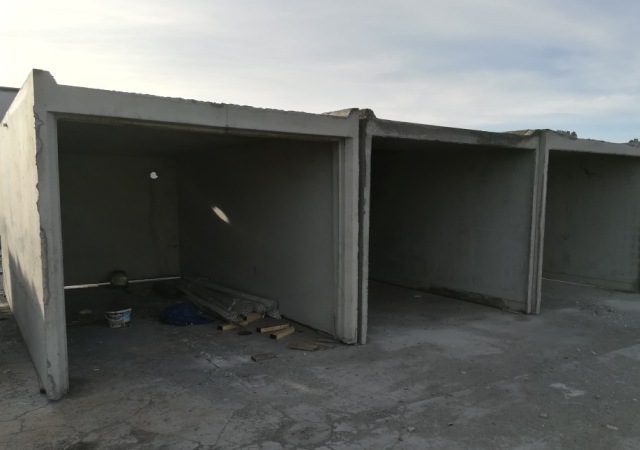 Betonová garáž